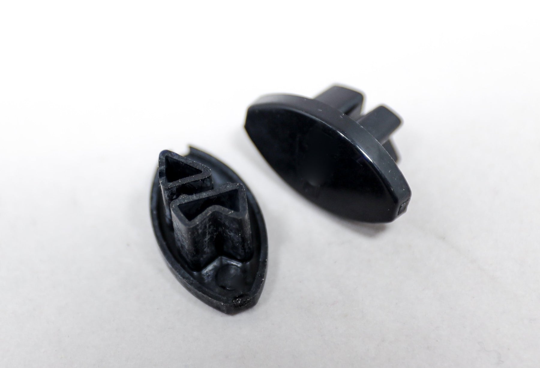MCD BLACK RIGHT HEM RAIL END CAP 25.310R