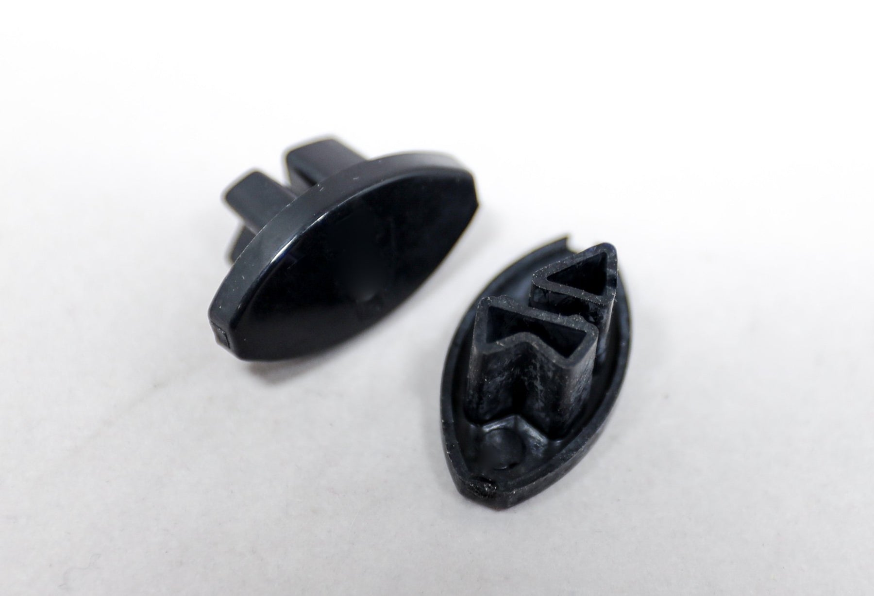 MCD BLACK LEFT HEM RAIL END CAP 25.310L